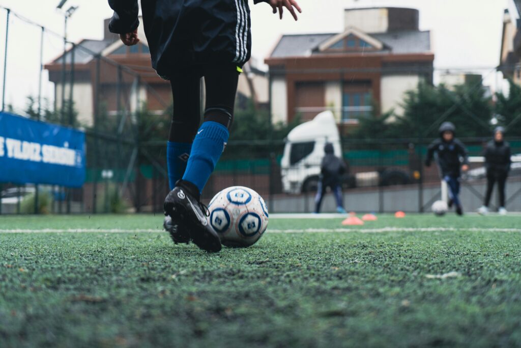 Campo da calcio visto dall'alto, lo stadio come luogo di incontro e spiritualità