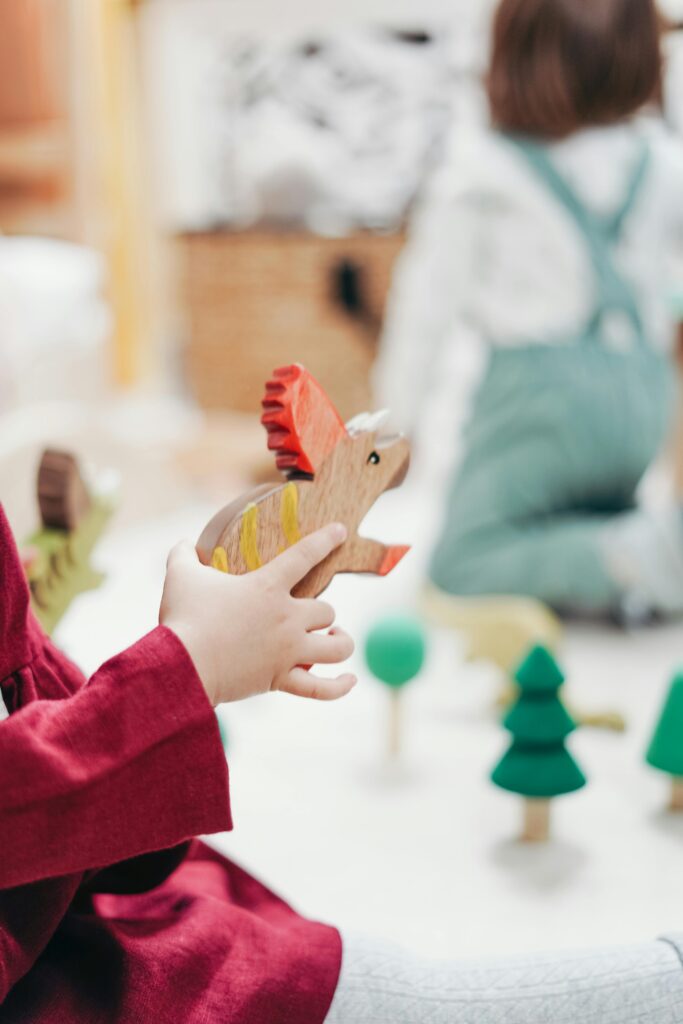 Gioco; quindi, penso… Bambini che giocano liberamente, il gioco come pensiero e dimensione umana
