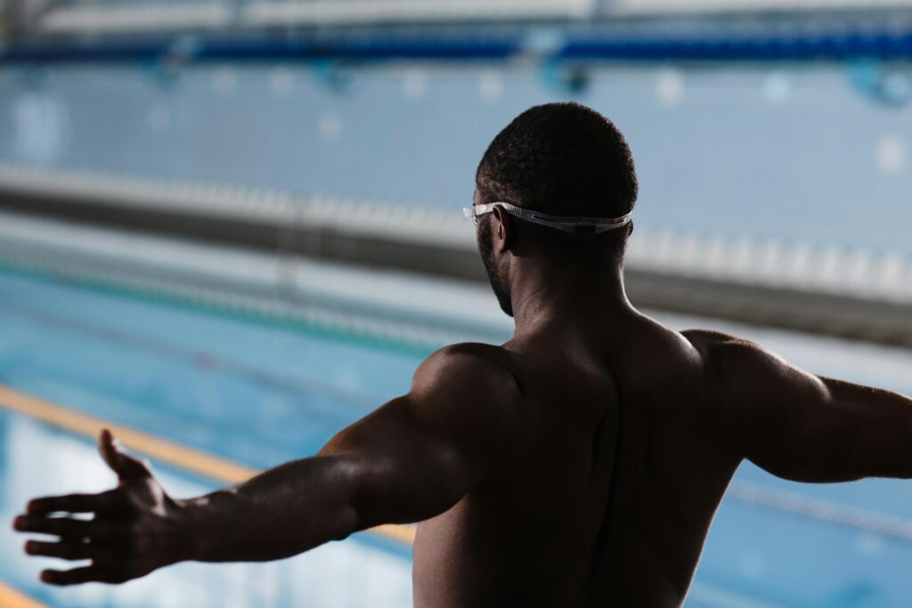 Nuotatore in piscina, sport e doping tecnologico nelle gare internazionali