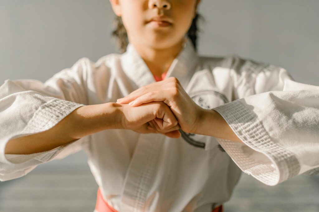 Atleta di taekwondo in posizione di combattimento, disciplina e concentrazione