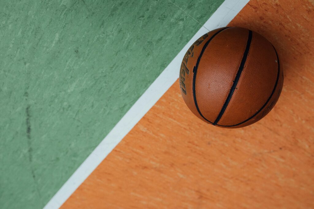 Canestro da basket illuminato, sport e politica sportiva italiana