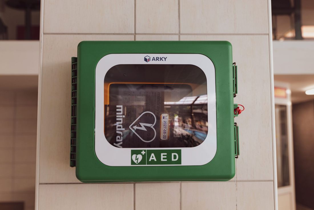 Il defibrillatore appeso al muro