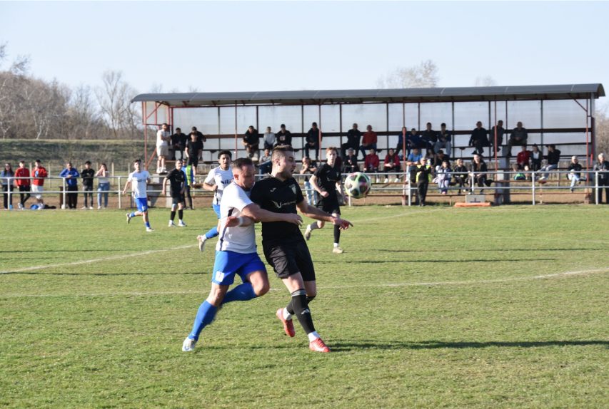 Tifosi esultano per un gol, la passione popolare contro la commercializzazione del calcio