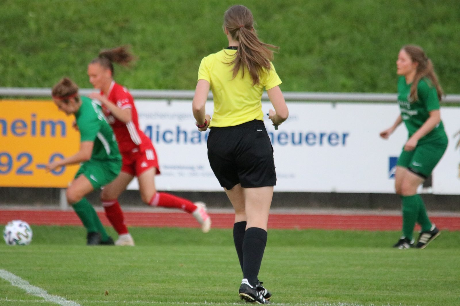 L'arbitro non si tocca. Mai. L’arbitro non si tocca. Mai.