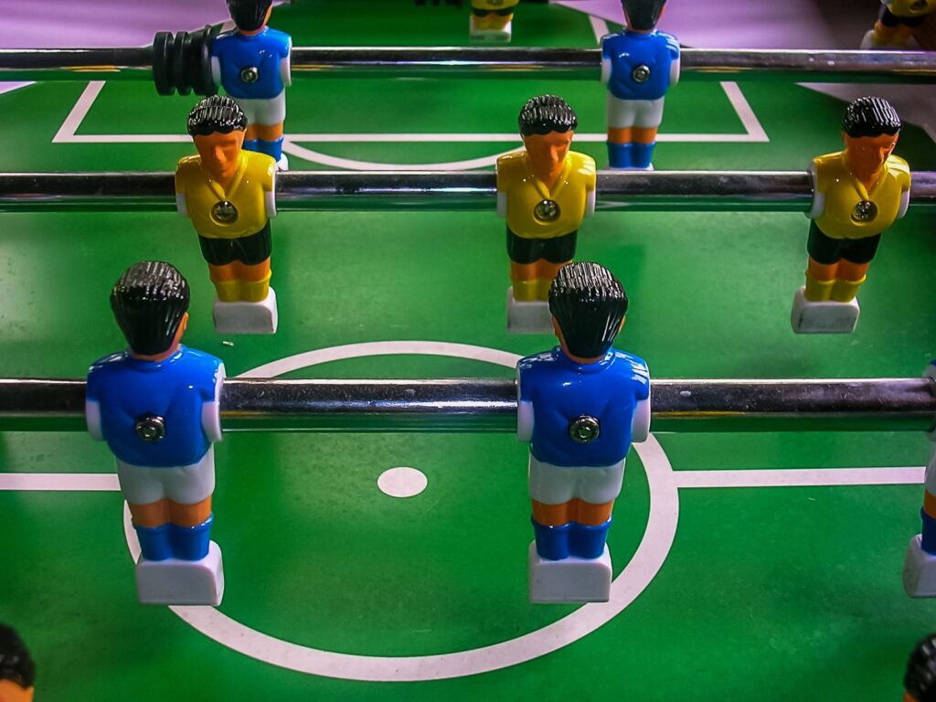 Un'altra scusa Calcio balilla, simbolo del gioco educativo nei centri sportivi e negli oratori