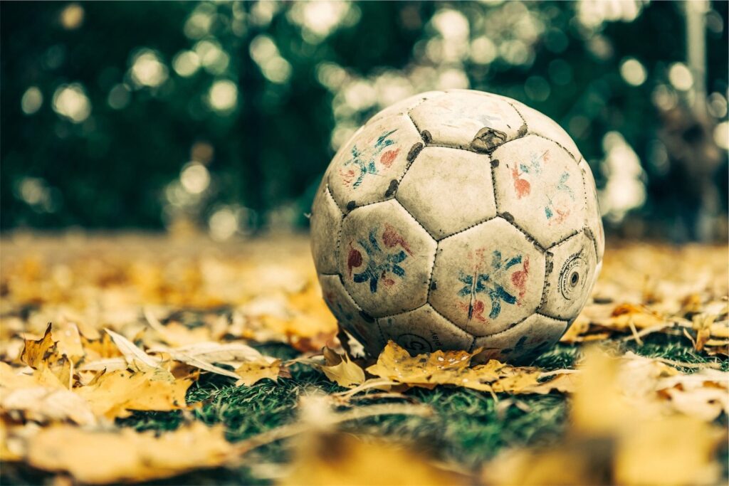 L'avversario è un compagno Due calciatori si sfidano sul campo, l'avversario come compagno di crescita